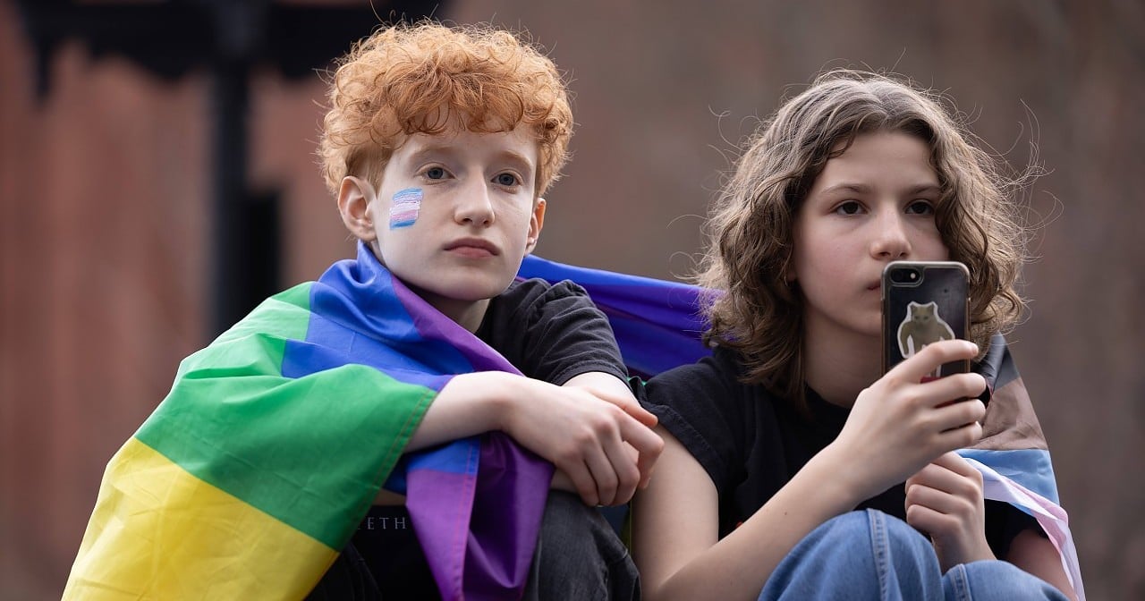 Trans Jugendliche: Hormonbehandlungen senken Suizid-Risiko