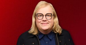 Nach rechtsextremer Provokation: Trans Politikerin schüttet Wasser über Zuschauer
