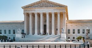 Supreme Court stoppt vorerst Behandlungsverbot für trans Menschen in Bundesgefängnissen
