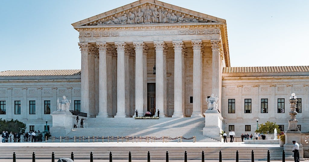 Supreme Court stoppt vorerst Behandlungsverbot für trans Menschen in Bundesgefängnissen